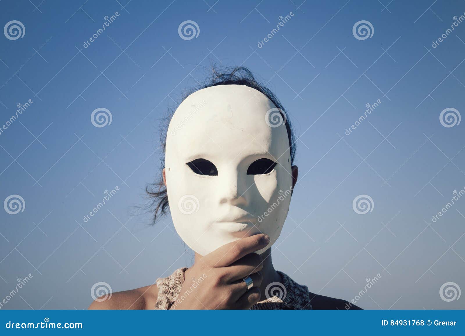 ¿Quién es el misterioso portador de la máscara en Sálvame hoy? Descubre